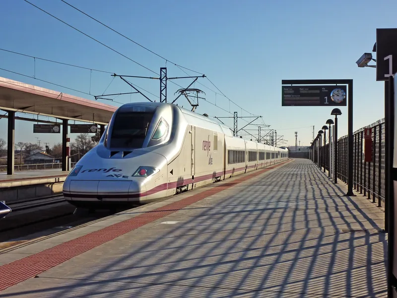 Tàu cao tốc Renfe AVE đang đỗ tại sân ga dưới dây điện ở nhà ga Toledo.