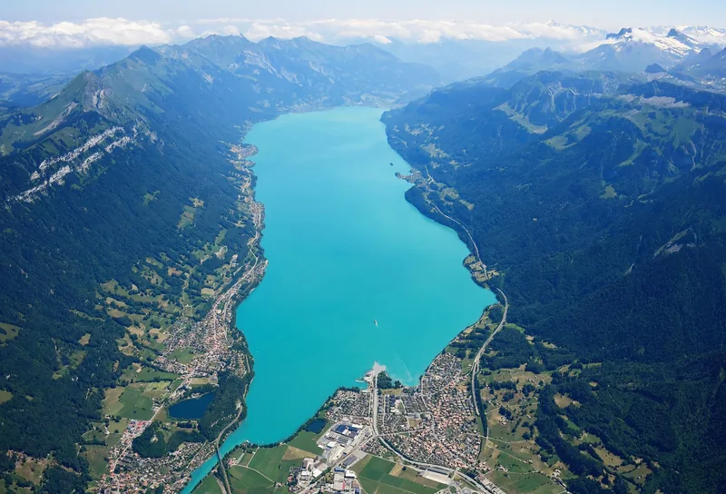 Toàn cảnh trên không hồ Brienz xanh ngọc bao quanh bởi núi non hiểm trở gần Interlaken
