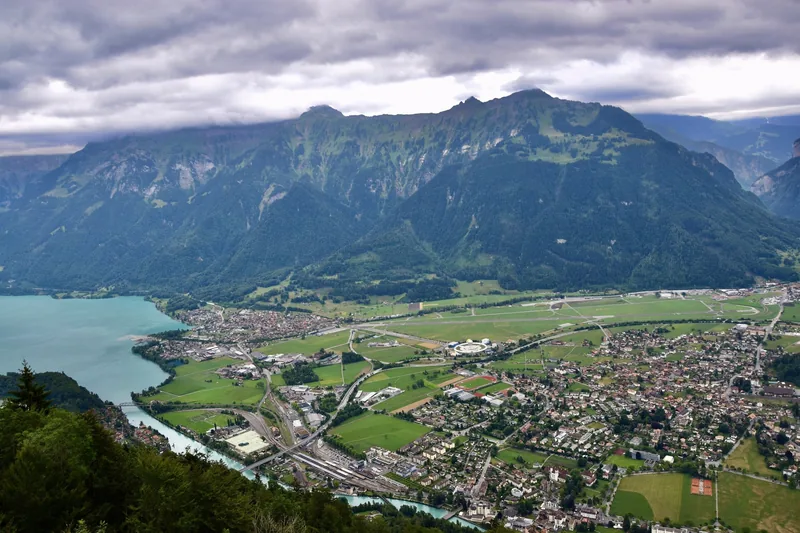 Toàn cảnh thị trấn Interlaken nằm giữa hồ nước xanh ngọc và những ngọn núi xanh trùng điệp dưới bầu trời nhiều mây