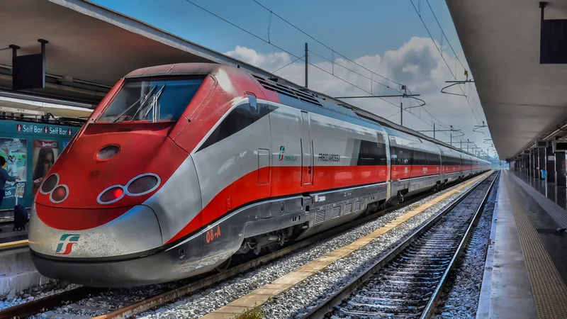 Tàu cao tốc Frecciarossa màu đỏ trắng đậu tại sân ga nhà ga trung tâm Naples.