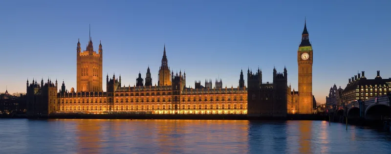 Tòa nhà Quốc hội và tháp Big Ben rực sáng bên sông Thames vào lúc chạng vạng ở London.