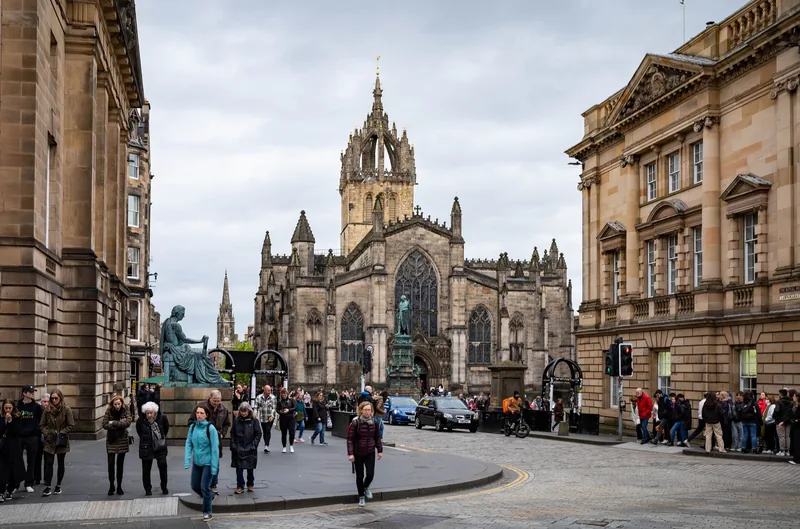 Người đi bộ dọc Royal Mile ở Edinburgh với Nhà thờ St Giles nổi bật phía sau.
