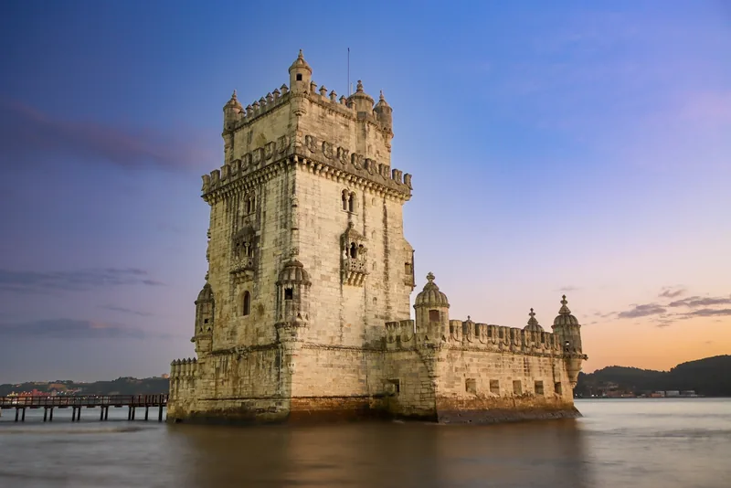 Tháp Belém sừng sững trên sông Tagus lúc hoàng hôn ở Lisbon, Bồ Đào Nha.